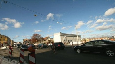 Hier hat der Dauerstau bald ein Ende. „Jetzt folgen noch die Markierungsarbeiten. Dann geben wir die Kreuzung frei. Baustellenfahrzeuge zur mfi können dann schon hier abkürzen.“ Ansonsten bleibt der NUP-Stummel vorerst Lagerplatz für Baumaterialien, zum Beispiel für die große Anzahl von Fernwärmerohren. (Foto: US)