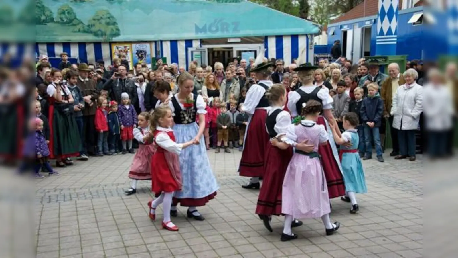 Unterm Maibaum tanzt wieder DLoisachthaler Stamm München mit Kindern.	 (Foto: Verein)