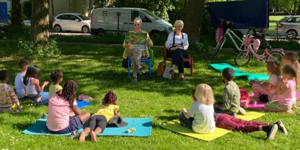 Die Lesefüchse lesen wie jeden Sommer in Parks und Innenhöfen vor. (Foto: Beate Erdmann/Lesefüchse e.V.)