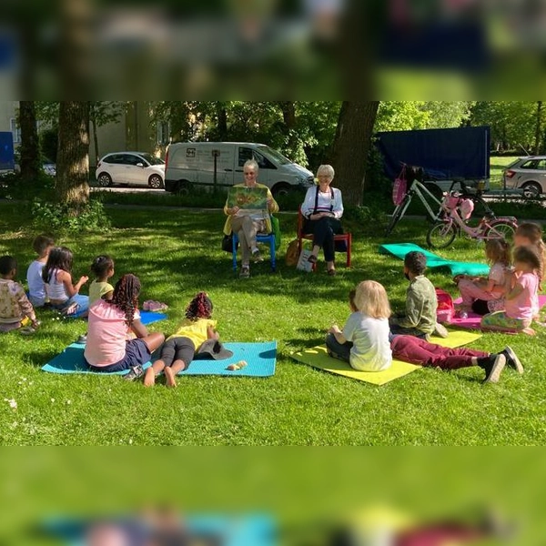 Die Lesefüchse lesen wie jeden Sommer in Parks und Innenhöfen vor. (Foto: Beate Erdmann/Lesefüchse e.V.)