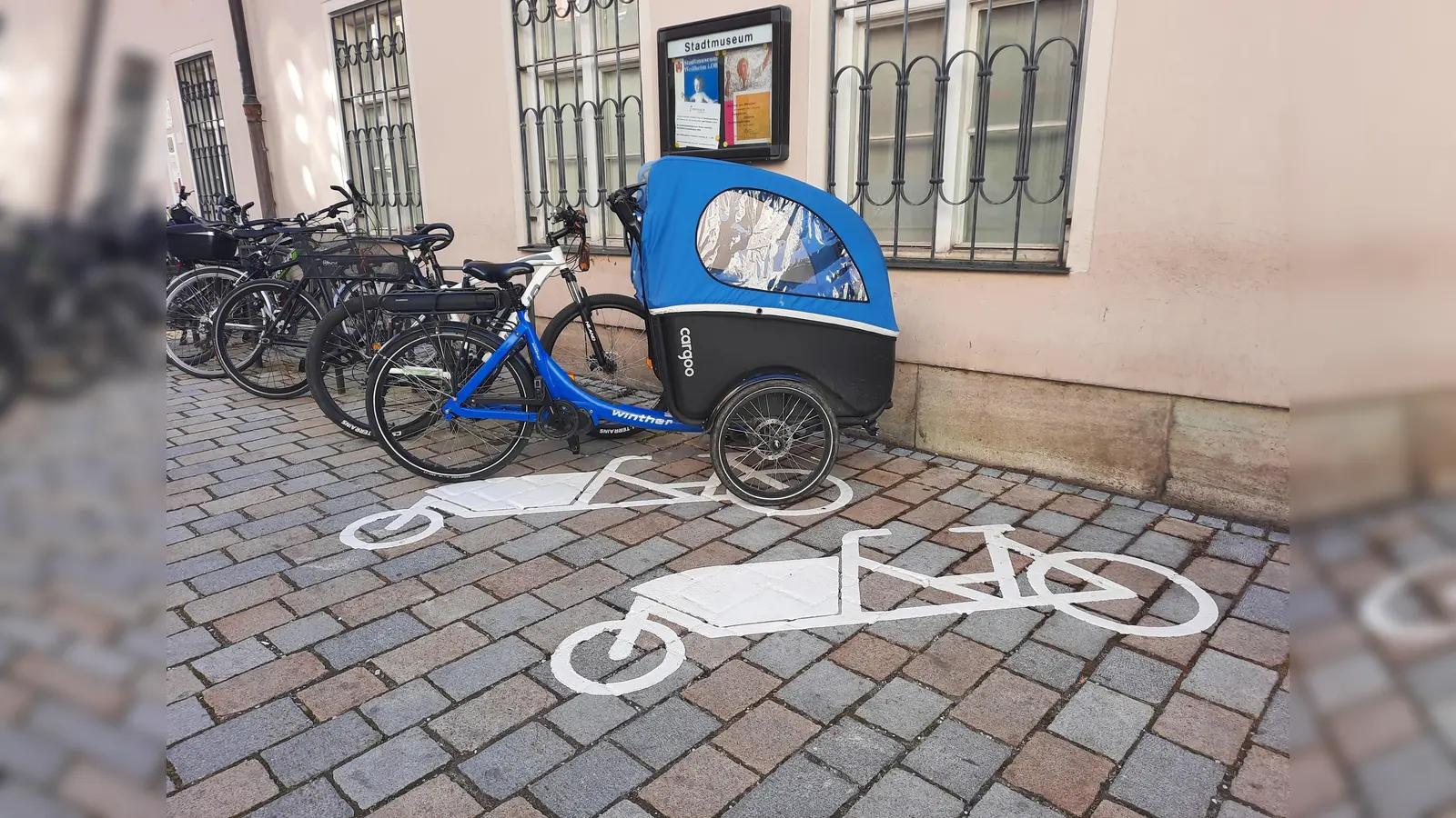 In der Weilheimer Innenstadt gibt es nun deutlich sichtbare Abstellmöglichkeiten für Lastenräder und Räder mit Anhänger. (Foto: Stadt Weilheim)