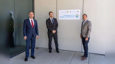 Bayerns Wirtschaftsminister Hubert Aiwanger (links) und Umweltminister Thorsten Glauber (rechts) begrüßten den ersten Leiter der Landesagentur für Energie und Klimaschutz, Ulrich Buchhauser. (Foto: StMWI/Elke Neureuther)