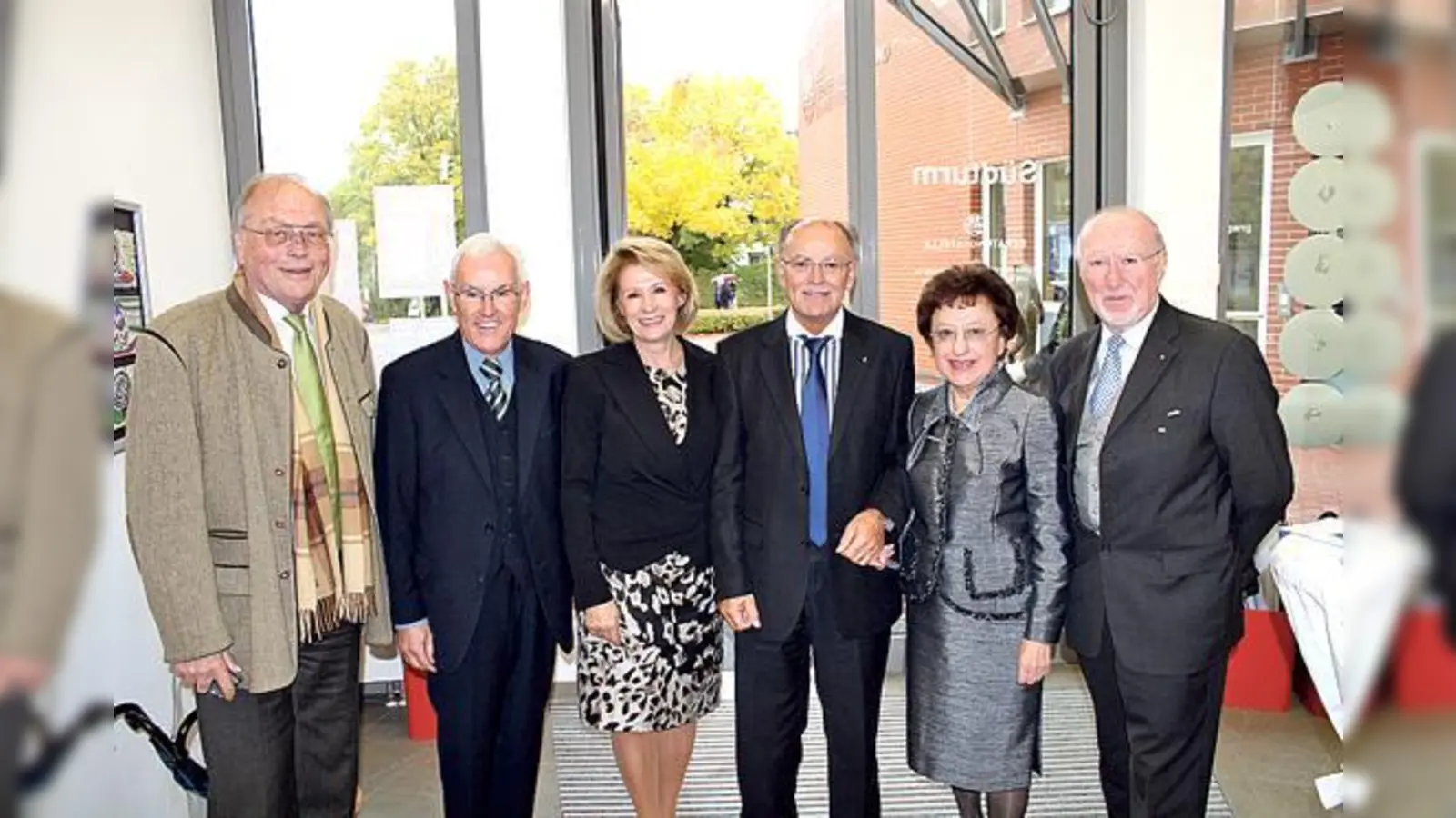 Festakt mit Hans Schöbel, Erhard Karl, Hildegard Mayr, Bezirkstagspräsident Josef Mederer, Elisabeth Setzer und Franz Jungwirth (von links).	 (Foto: VA)