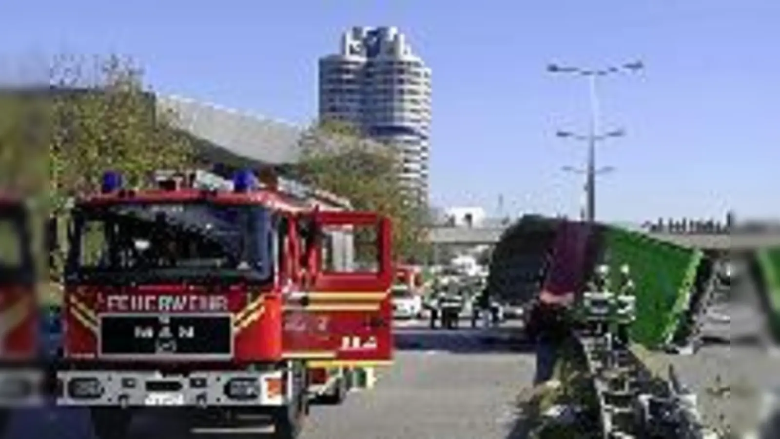 Bild der Verwüstung  nachdem er zwei Lichtmasten umgeknickt hatte, stürzte der Lkw auf die Mittelleitplanke des Petuelrings.	  (Foto: FW)