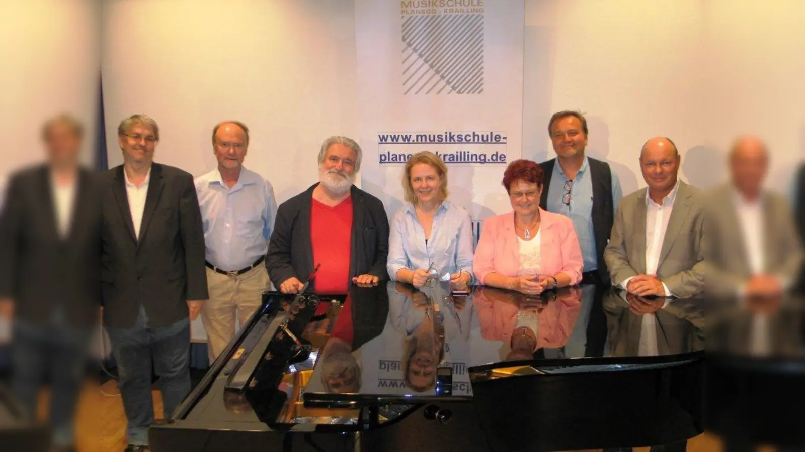 Eingespieltes Team mit Vertretern aus den Gemeinden Planegg und Krailling: Fritz Haugg, Martin Hoffmann, erster Vorsitzender Bernd Gropper, Stephanie Hamburger, Karin Wolf, zweiter Vorsitzender Stephan Bock und Hermann Nafziger (v.l.) gehören zum Vorstand des Trägervereins der Musikschule Planegg-Krailling e.V. Nicht im Bild sind Max Gum-Bauer und Matthias Walterspiel. (Foto: Thomas Schaffert)