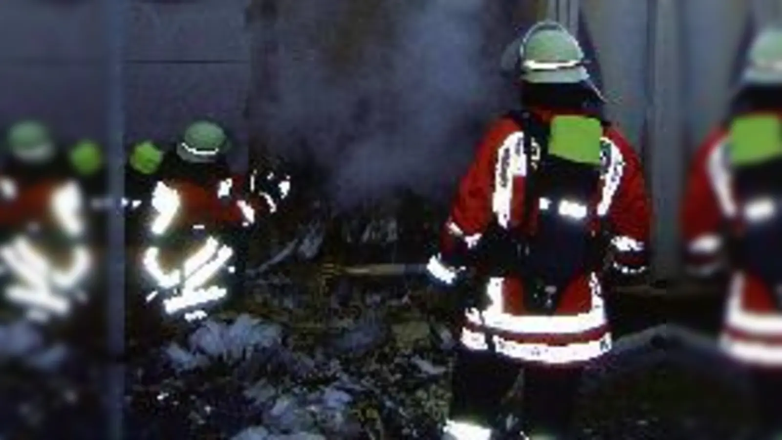 Souveräner Einsatz: Dank solider Ausbildung bekamen die Echinger den Containerbrand schnell in den Griff.  (Foto: FF Eching)