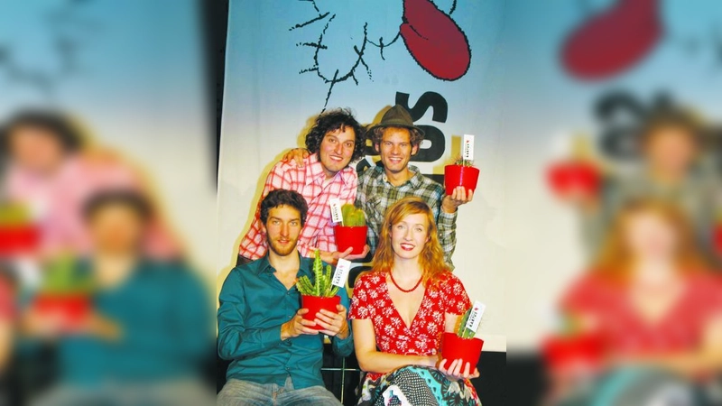 Die Gewinner des Kabarett Kaktus 2009: Wiebke Eymess und Friedolin Müller (vorne li.) sind das Duo „Das Geld liegt auf der Fensterbank, Marie“ und Maxi Schafroth (hinten re.) zusammen mit Markus Schalk. (Foto: pi)