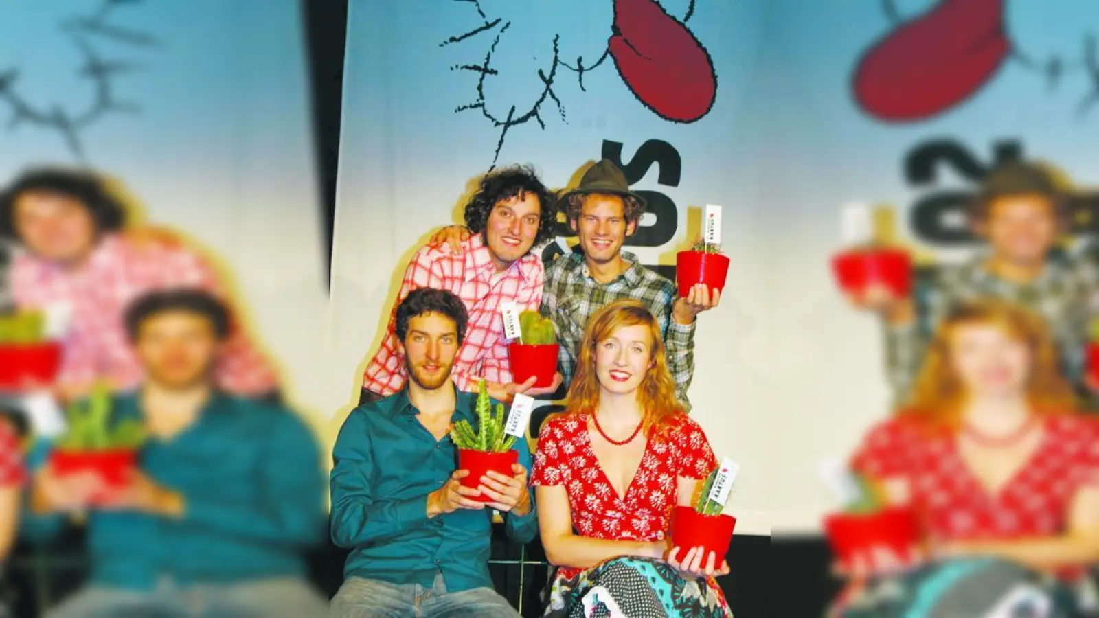 Die Gewinner des Kabarett Kaktus 2009: Wiebke Eymess und Friedolin Müller (vorne li.) sind das Duo „Das Geld liegt auf der Fensterbank, Marie“ und Maxi Schafroth (hinten re.) zusammen mit Markus Schalk. (Foto: pi)