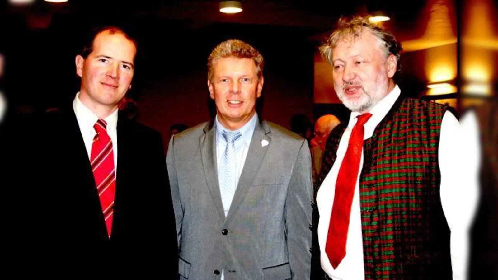 Bezirksausschussvorsitzender Markus Auerbach, Wirtschaftsreferent Dieter Reiter sowie Stadtrat und Ortsvereinsvorsitzender Dr. Reinhard Bauer (v.l.).	 (Foto: ws)