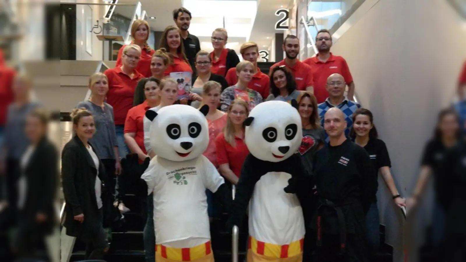 Die Plüsch-Pandas und das Cineplex-Team freuen sich auf viele junge Zuschauer beim Klein-Kinder-Kino. (Foto: Cineplex Germering)
