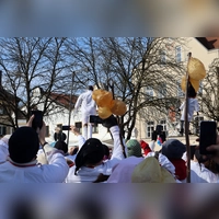 Beim Umzug wird die Strohpuppe verbrannt. So wollen die Dorfener den Winter vertreiben. (Foto: Stadt)