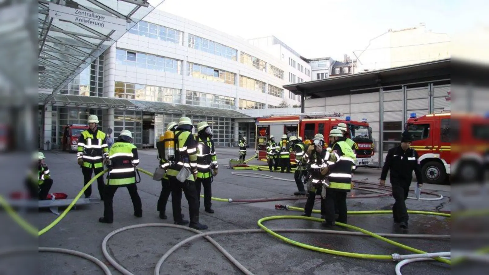 Kameraden der Freiwilligen Feuerwehr Abteilung Stadtmitte im Einsatz. Das Ausrückgebiet liegt weitgehend innerhalb des Mittleren Rings. (Foto: Markus Laudenbach)