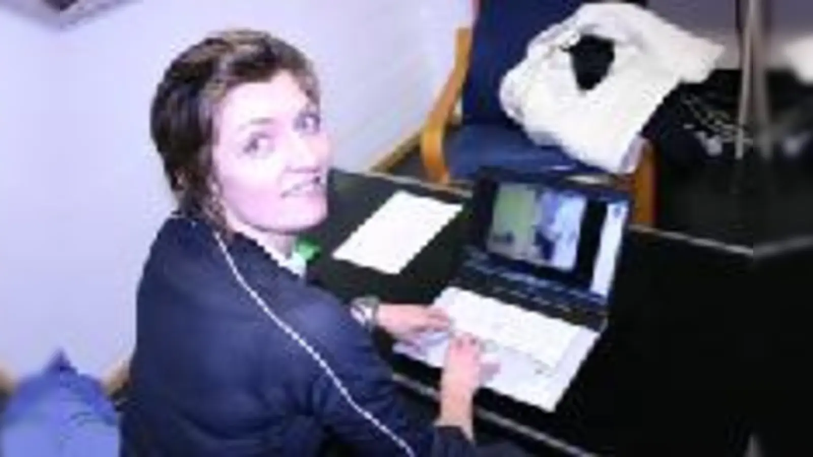 Patricia Pyrka analysiert ihre Trainingseinheit mit den EHC-Spielern am Computer, um individuelle Defizite der Spieler zu entdecken.  (Foto: cr)