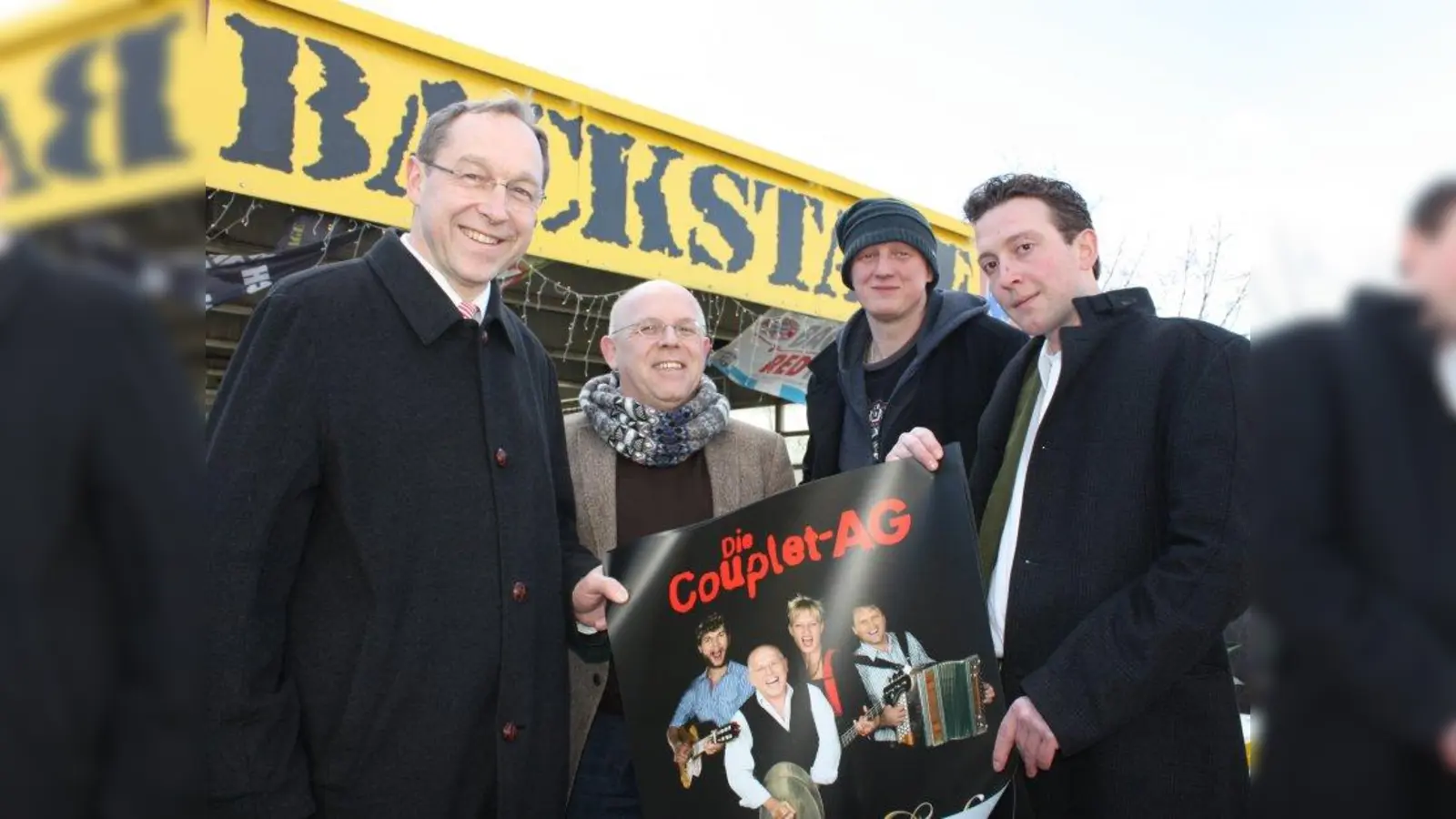 Max Straßer (links) und Leonhard Agerer (rechts) haben die Couplet-AG mit Jürgen Kirner (Zweiter von links) ins Backstage geholt. Darauf freut sich auch Backstage-Geschäftsführer Hans-Georg Stocker. (Foto: job)