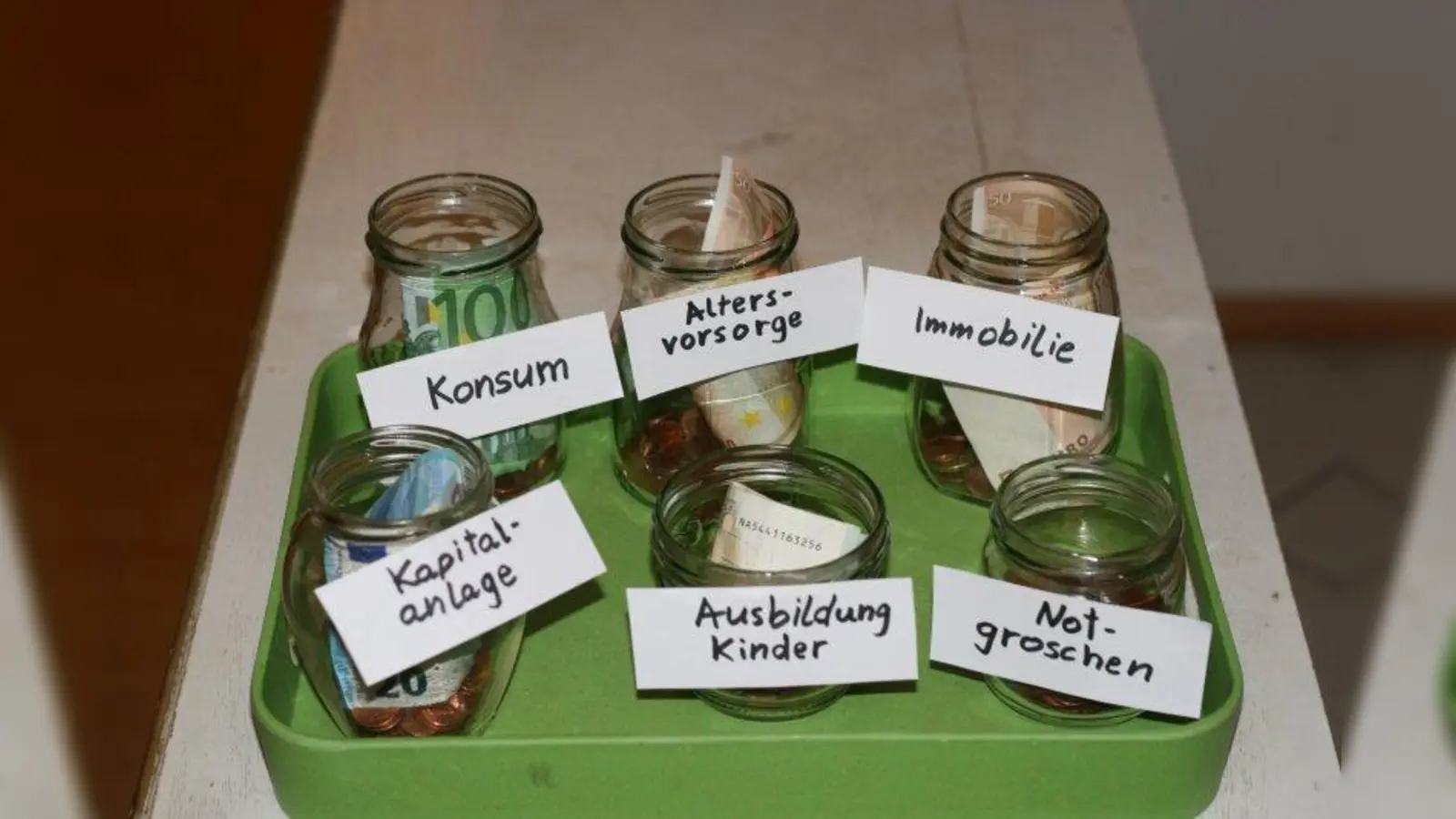 Nicht jeder legt Geld für alle Bereiche zurück. Das Sparziel „Wohnungseigentum” zum Beispiel ist derzeit wegen der hohen Immobilienpreise rückläufig. (Foto: Peter Zweigler/be.p)