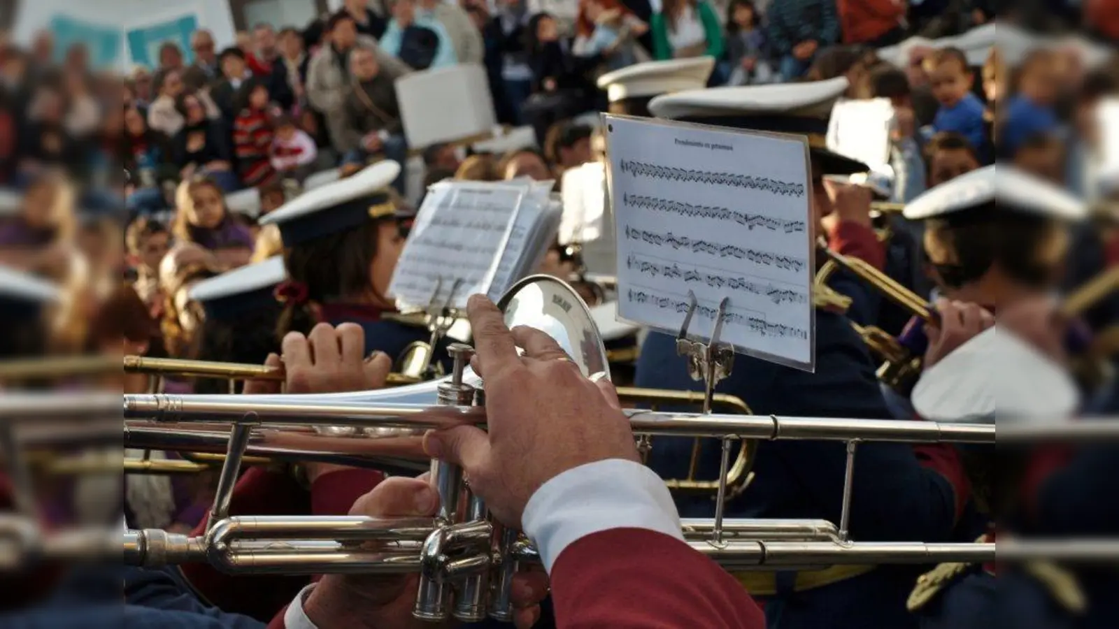 Die Germeringer Stadtkapelle gibt ein Standkonzert. (Foto: C. Falk / pixelio)
