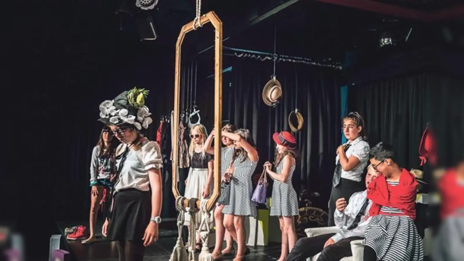 Die Kinder der Mittelschule überzeugten mit ihrer Darbietung bei der Theateraufführung.	 (Foto: Peter von Felbert)
