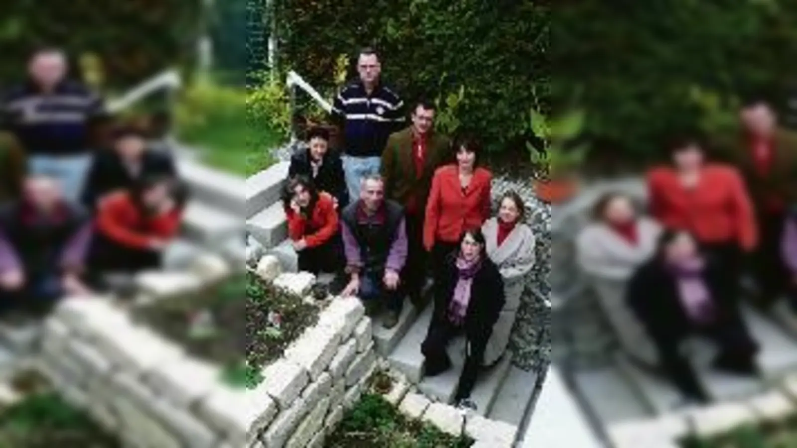 Rundum zufrieden, die beteiligten Mitbewohner, Planer und Betreuer des Gartenbauprojekts der TWG in der Kraiburger Straße.	  (Foto: VA)