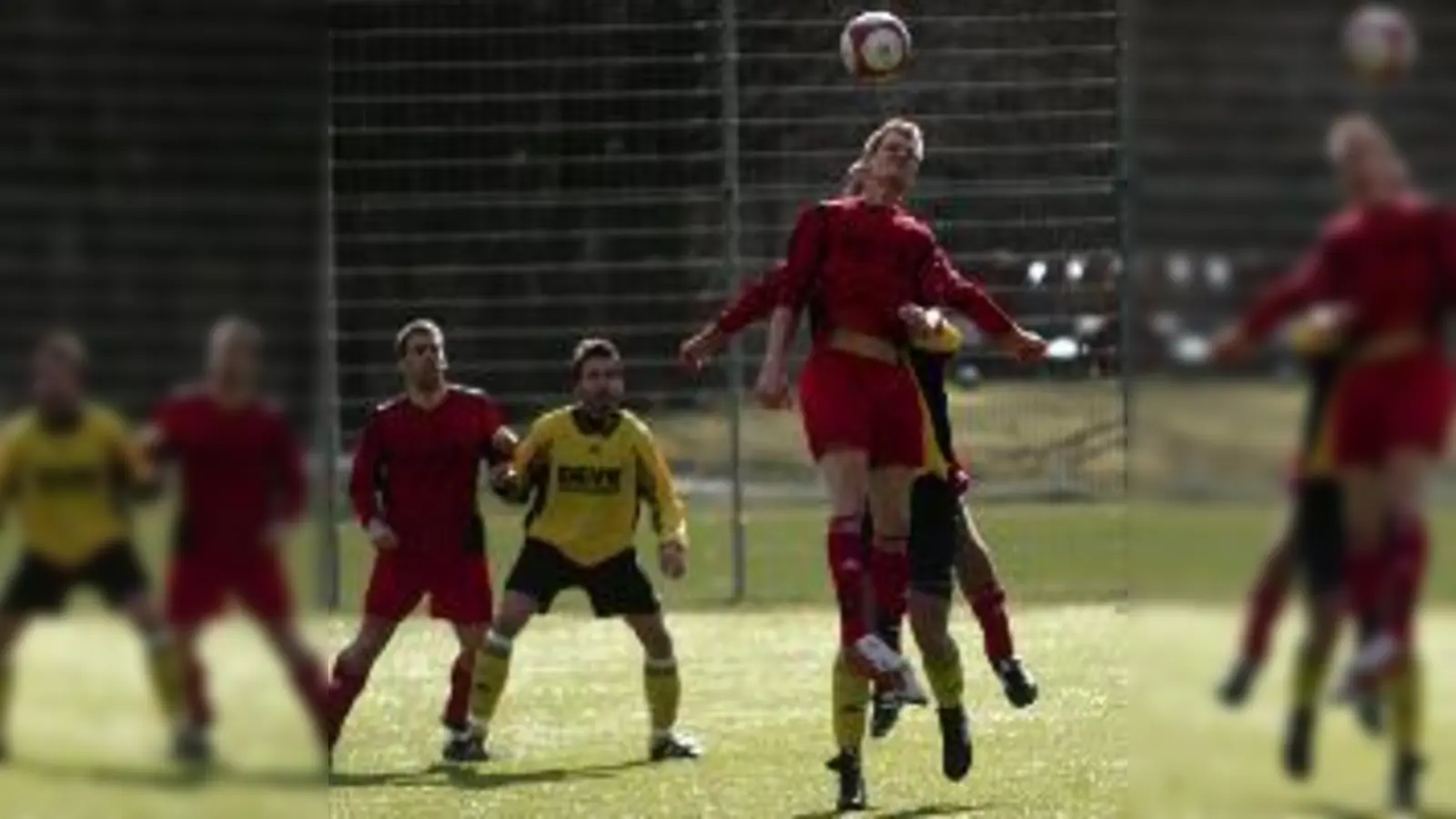 Einen Kopf größer als die anderen: Moritz Sperl und seine Kollegen verteidigten mit einem 3:1 gegen Kirchanschöring die Tabellenspitze.	  (Foto: ba)
