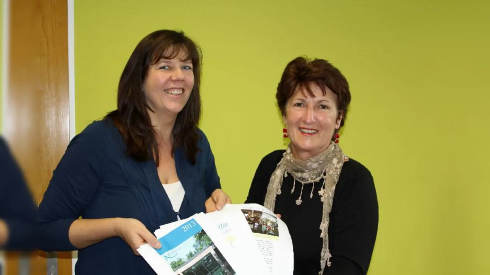 Astrid Lohrer und Christine Borst (v.l.) präsentieren das neue KultArt-Programm sowie das erste Veranstaltungsheft der Gemeinde. (Foto: US)