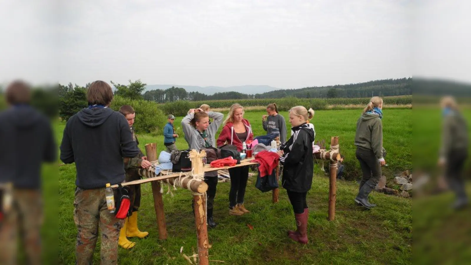 Ein selbstgebauter Waschtisch und Wasser aus dem Kanister ersetzen bei den Sommerlagern das Badezimmer. (Foto: EJMA)