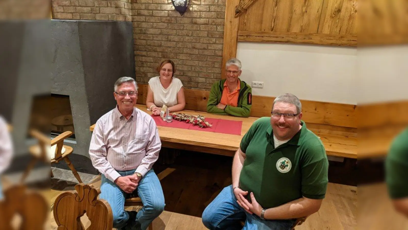 Die neue Vorstandschaft bestehend aus Reinhard Endres (hinten rechts), Martin Lehner (vorne rechts) und Petra Gandorfer (hinten links) verabschiedeten den scheidenden Vorsitzenden Matthias Hett (vorne links) nach 16 Jahren ehrenamtlicher Tätigkeit als Vorsitzender. (Foto: Gartenbauverein)