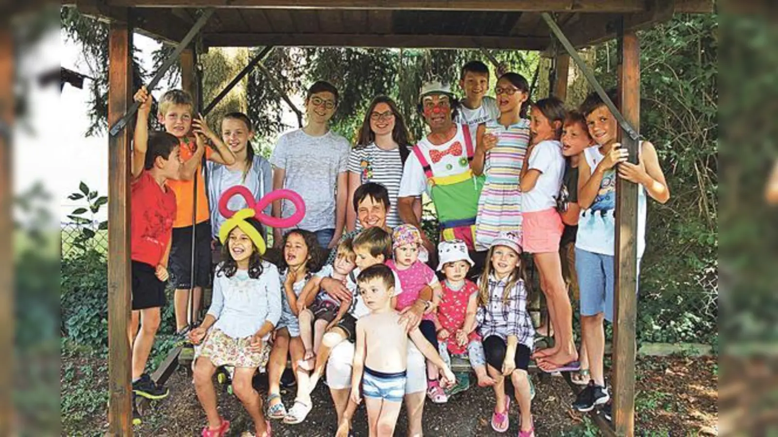Die betreuten Kinder haben zusammen mit dem Clown Toni Toss und Rosemarie Weber jede Menge Spaß. 	 (Foto: privat)