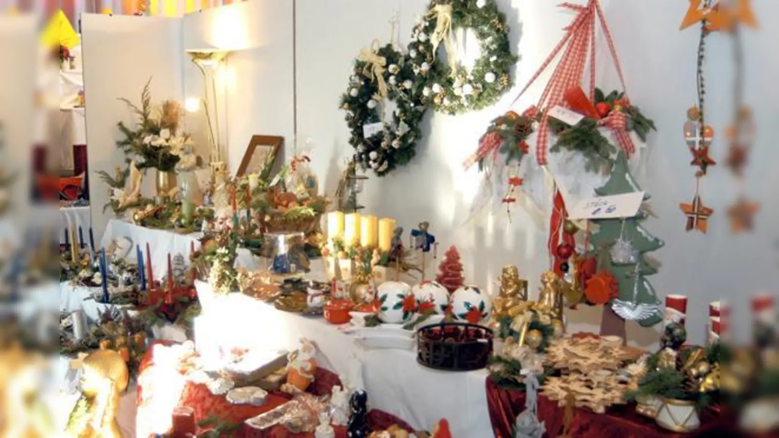 Über 70 Aussteller bieten einiges an Weihnachtskugeln, -schmuck, -sterne und mehr.		 (Foto: VA)