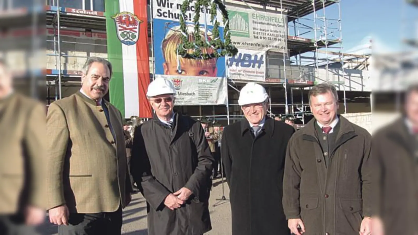 Bürgermeister Josef Höß, SKE-Geschäftsführer Hermann Merkl, FOS-Leiter Josef Schlemmer und Landrat Jakob Kreidl beim Richtfest (v. l.)  (Foto: Pietsch)