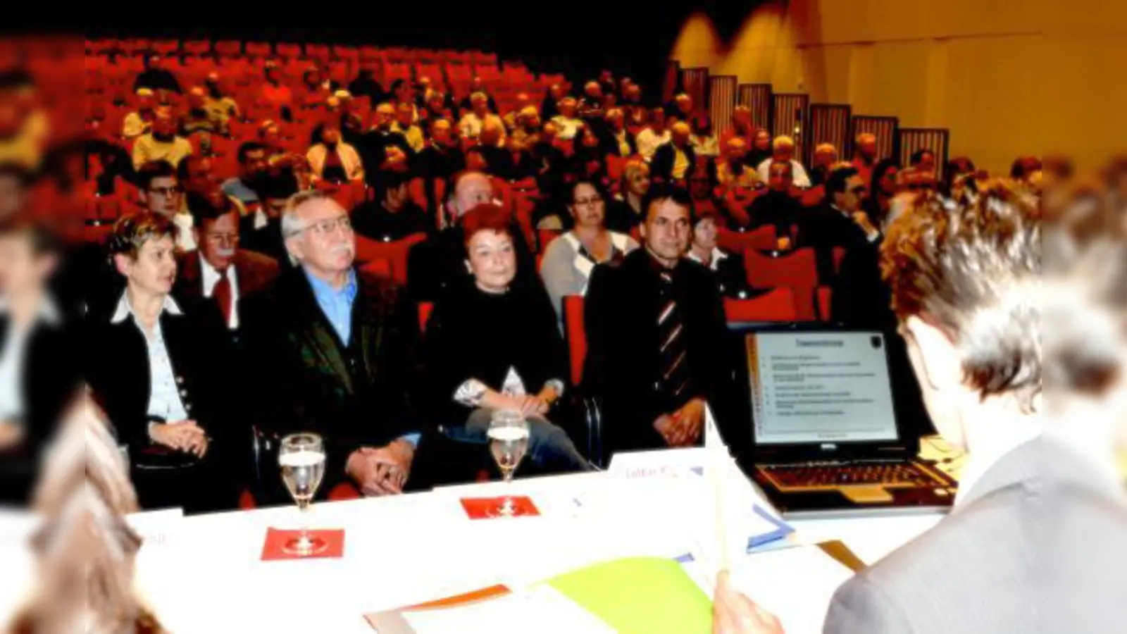 Etwas verloren wirkten die rund hundert Besucher bei der Bürgerversammlung im Großen Saal des nagelneuen Bürgerhauses.	 (Foto: Ulla Baumgart)