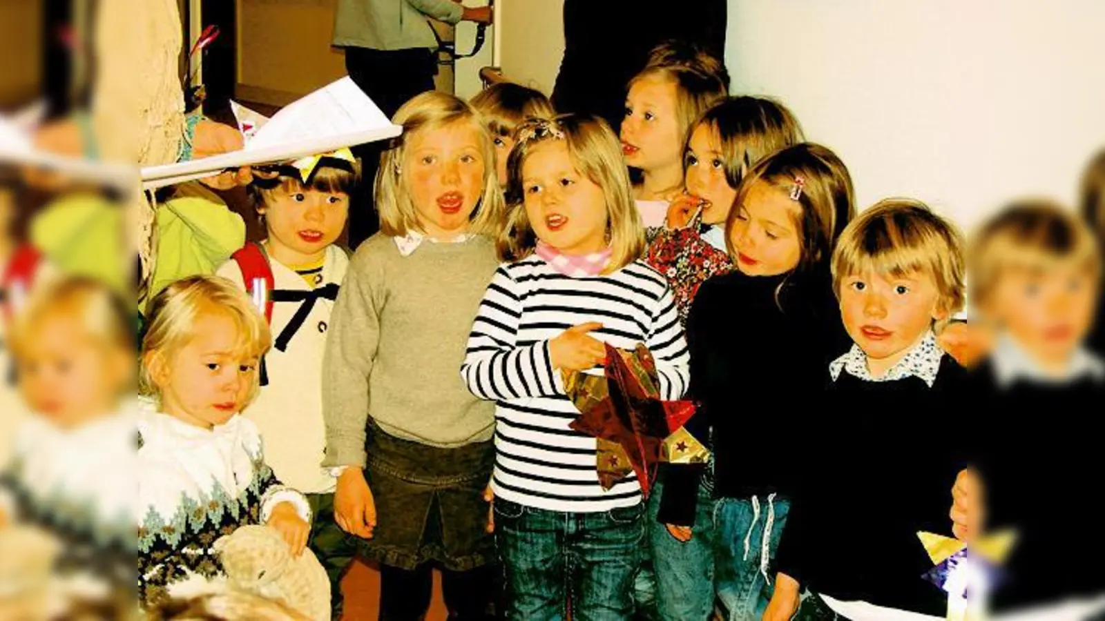 Mit gebastelten Sternen und Weihnachtsliedern sorgten die Kinder für adventliche Stimmung.	 (Foto: CHV)