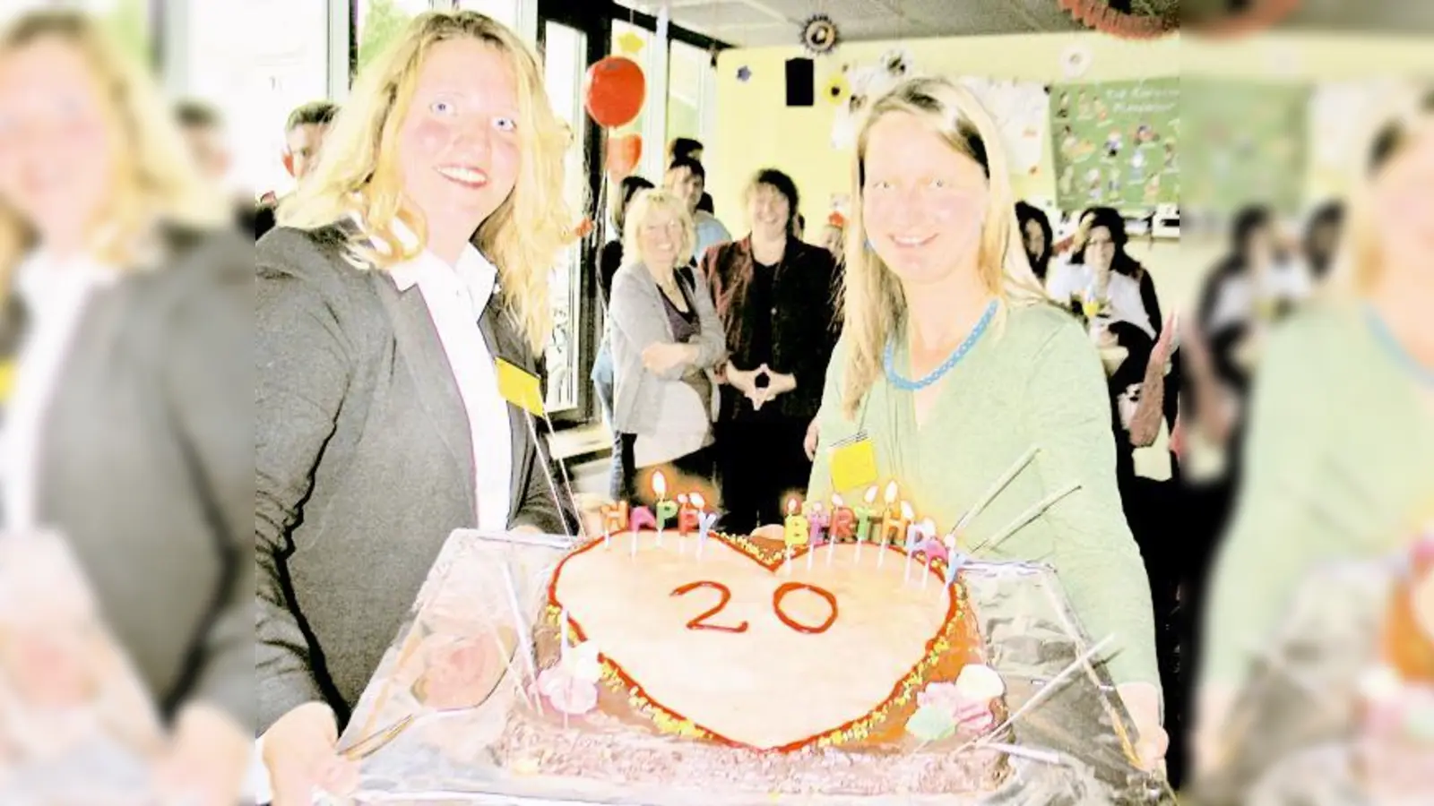 Happy Birthday: Anna Schäfer (erster Vorstand) und Yvonne Baer-Schalk (angestellte Sozialpädagogin) (v. li.).	 (Foto: aha)