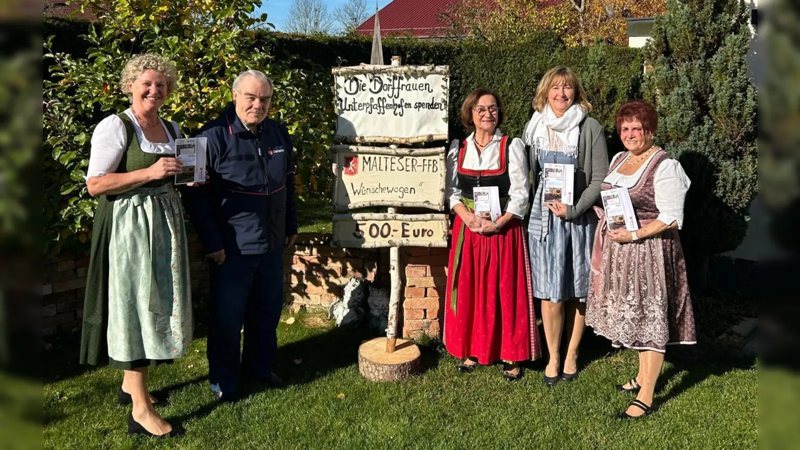 Christine Sedlmeier, Rudolf Bösmiller (Malteser), Marianne Lindinger, Romana Schmailzl und Felizia Sigi (v. l.) (Foto: RS)