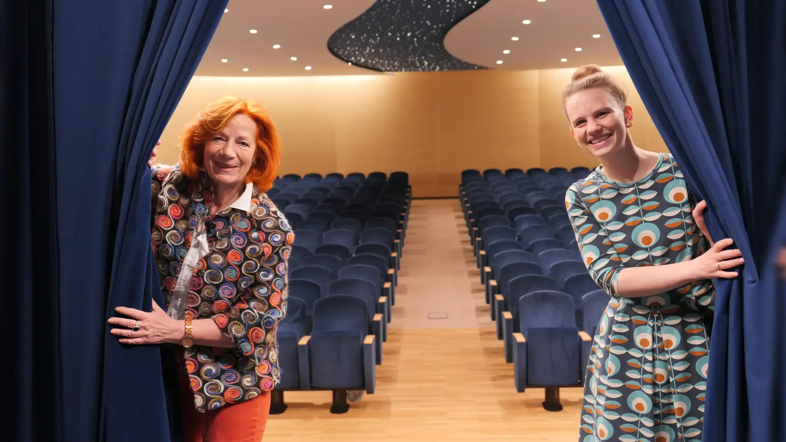 Freuen sich, dass es wieder losgeht: Eva Schultheiß (links, Kultur in Hadern) und Ina Marie Drautz-Welling (Augustinum). (Foto: Augustinum)