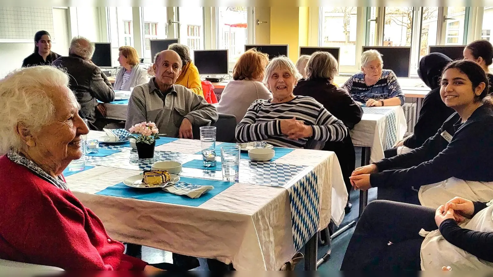 Vom Servieren bis zum Abräumen wurden die Senioren von den Schülern herzlich umsorgt. (Foto: Caritas München Ost)