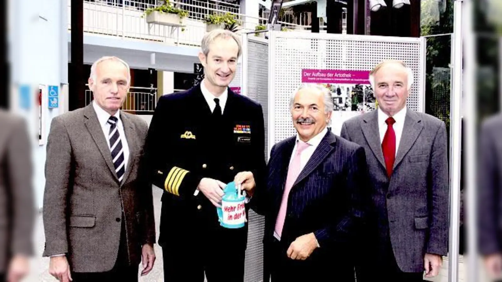 Fritz Vollmöller, Dr. med. Volker Hartmann, Rolf Zeitler und Werner Ertl (v.l.) freuen sich, wenn auch heute möglichst viele Unterschleißheimer die Arbeit des Volksbundes mit einer Spende unterstützen. 	 (Foto: sl)