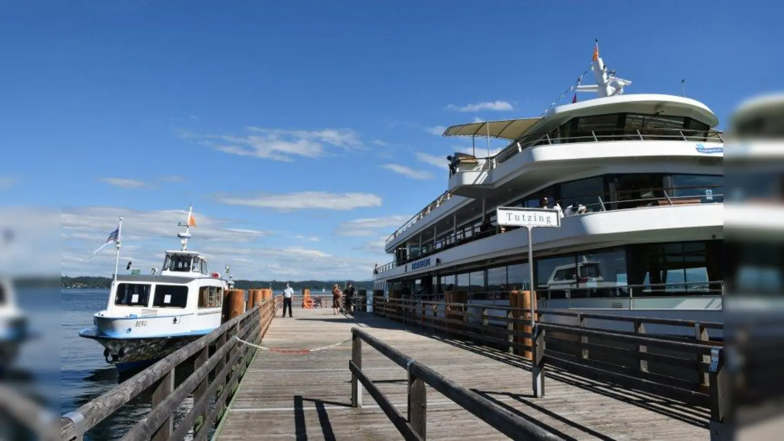 Am neuen Tutzinger Dampfersteg können nun zwei Schiffe gleichzeitig anlegen. Rechts der Katamaran „Starnberg”, links der kleine Dampfer „Berg”. (Foto: Hauck)