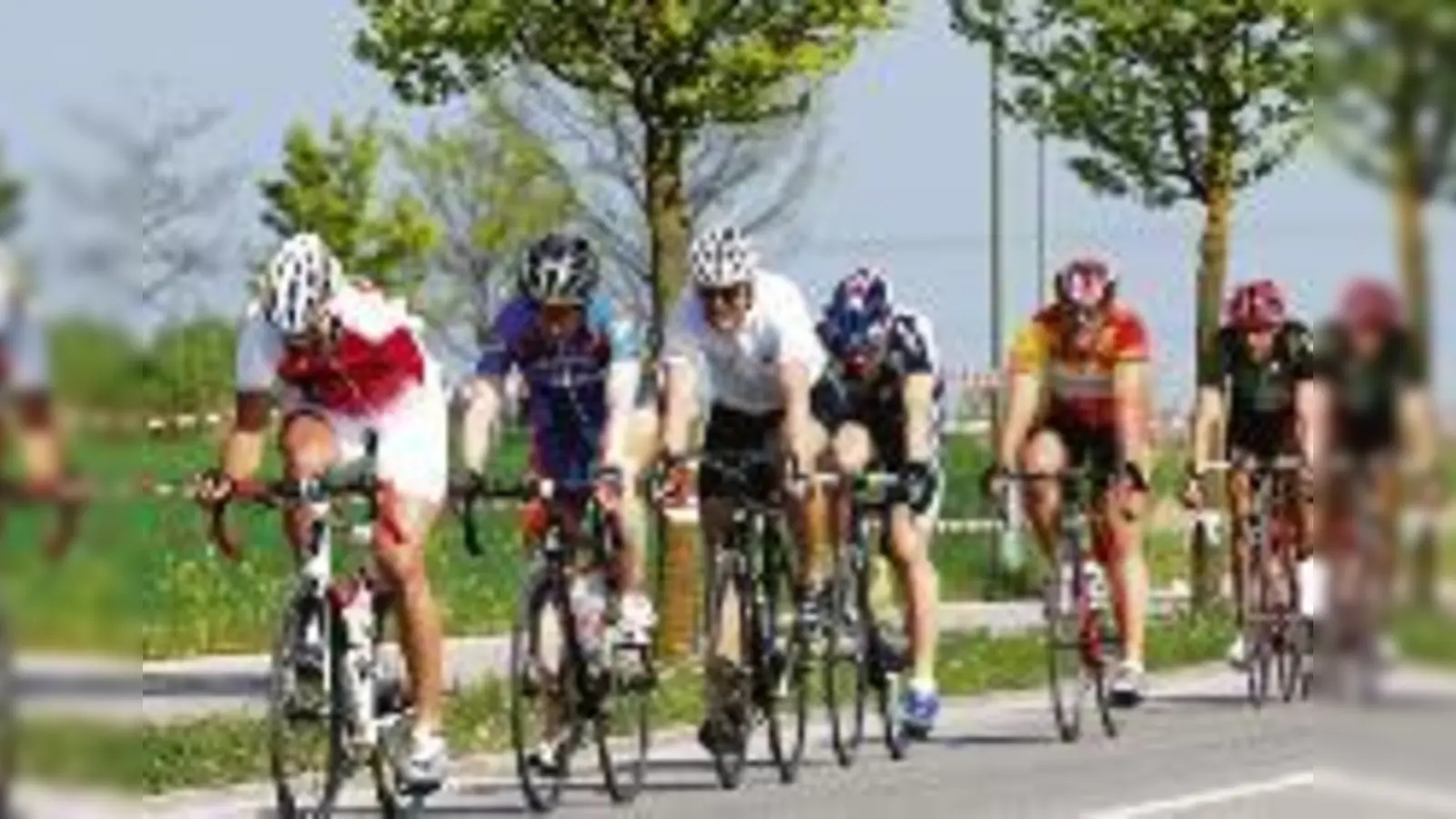 Die Verfolger hatten es schwer den Klassefahrer Wolfgang Sacher (l.) beim Radrennen vergangenes Jahr einzuholen.  (Foto: TSV)
