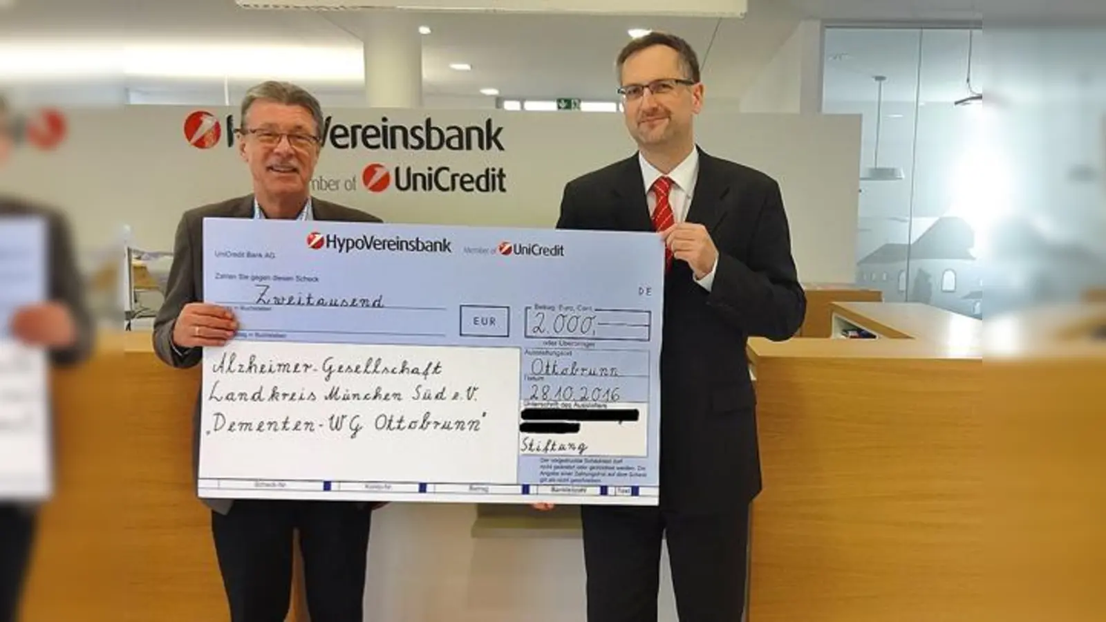 Jürgen Hoerner, Vorsitzender der Alzheimer-Gesellschaft Landkreis München Süd e.V. (l.) freut sich über den Scheck den ihm Michael Oser, ehrenamtlicher Vorstand der Stiftung, übergibt.	 (Foto: privat)