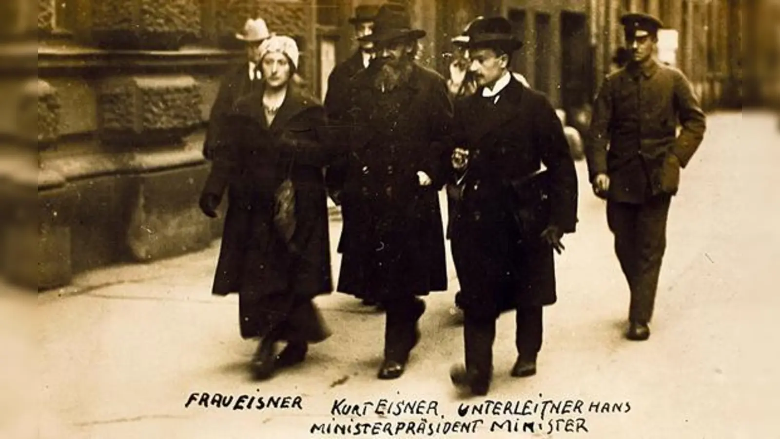 Ministerpräsident Kurt Eisner in Begleitung seiner Frau und dem Minister für Soziale Angelegenheiten, Hans Unterleitner, auf dem Weg zur Rücktrittserklärung im Landtag, Fotografie vom 21. Februar 1919.	 (Foto: © Münchner Stadtmuseum)