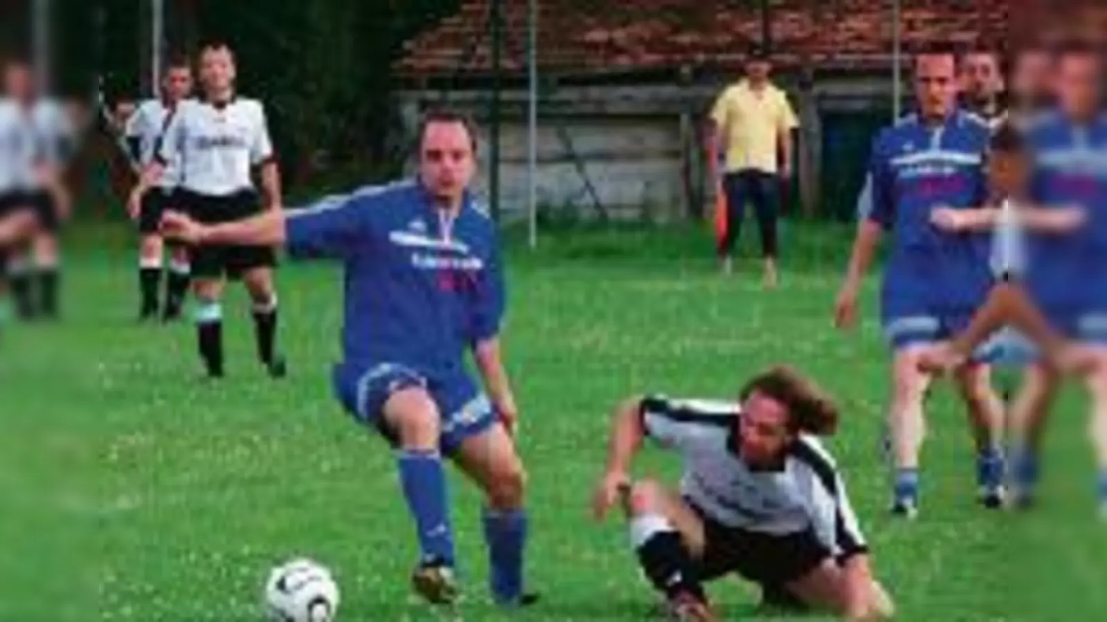 DSF-Moderator Willi Arsan vom FC Schmiere kämpft um jeden Ball.  (Foto: VA)