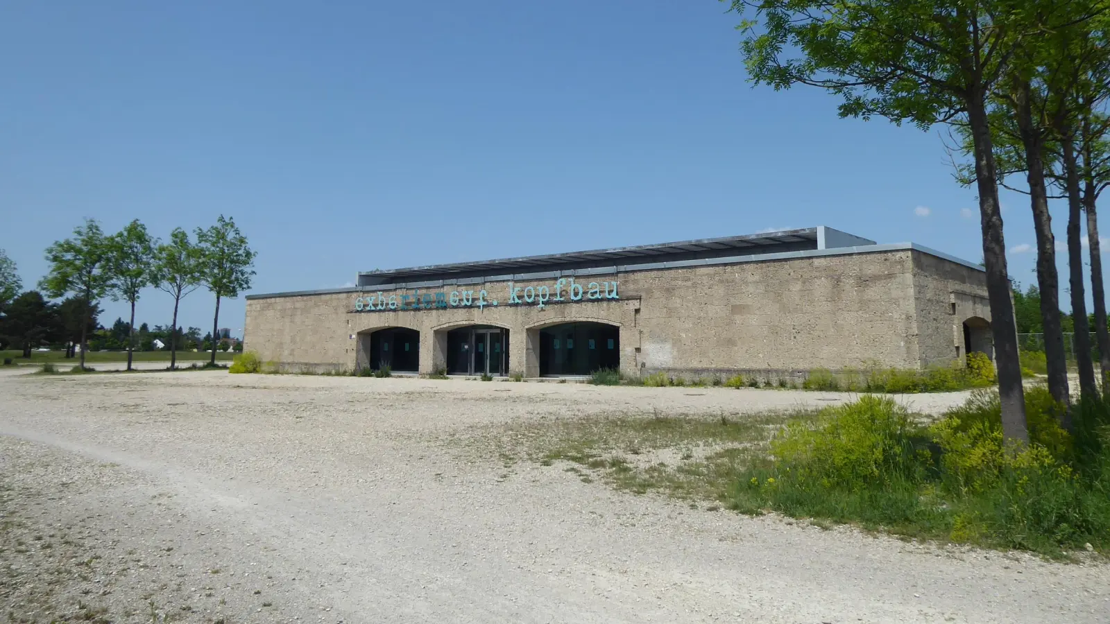 Der Kopfbau in der Messestadt Riem wird durch ein Programm der MVHS bespielt. (Foto: Birgit Möller-Arnsberg)