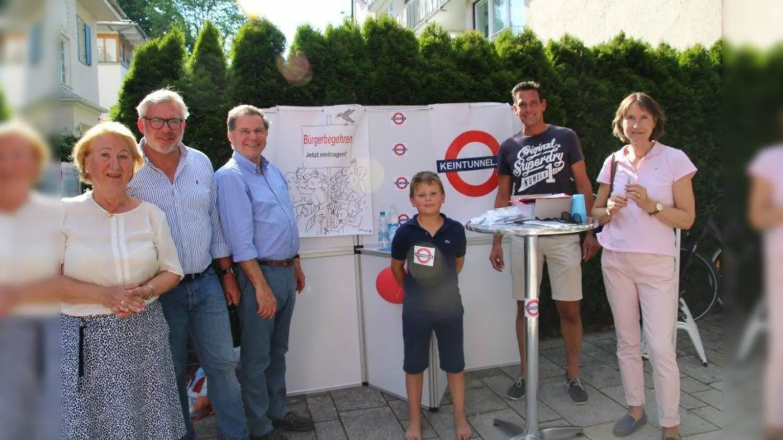 Präsentierten den Verein &amp;quot;Starnberg bleibt oben&amp;quot; am Marktsonntag in Starnberg (von links): Hannelore Hartmann, Dr. Johannes Glogger, Maximilian Ardelt, Paul und Michael Landwehr und Esther Schaller. (Foto: con)