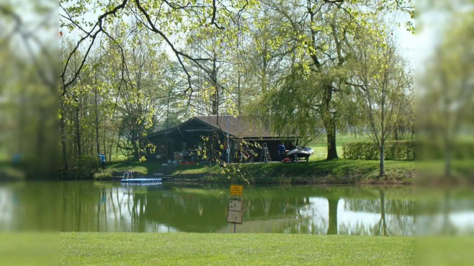 Je nach Wetter und Lichteinfall schimmert der Germeringer See mal grünlich, dann wieder eher blau. (Foto: pst)