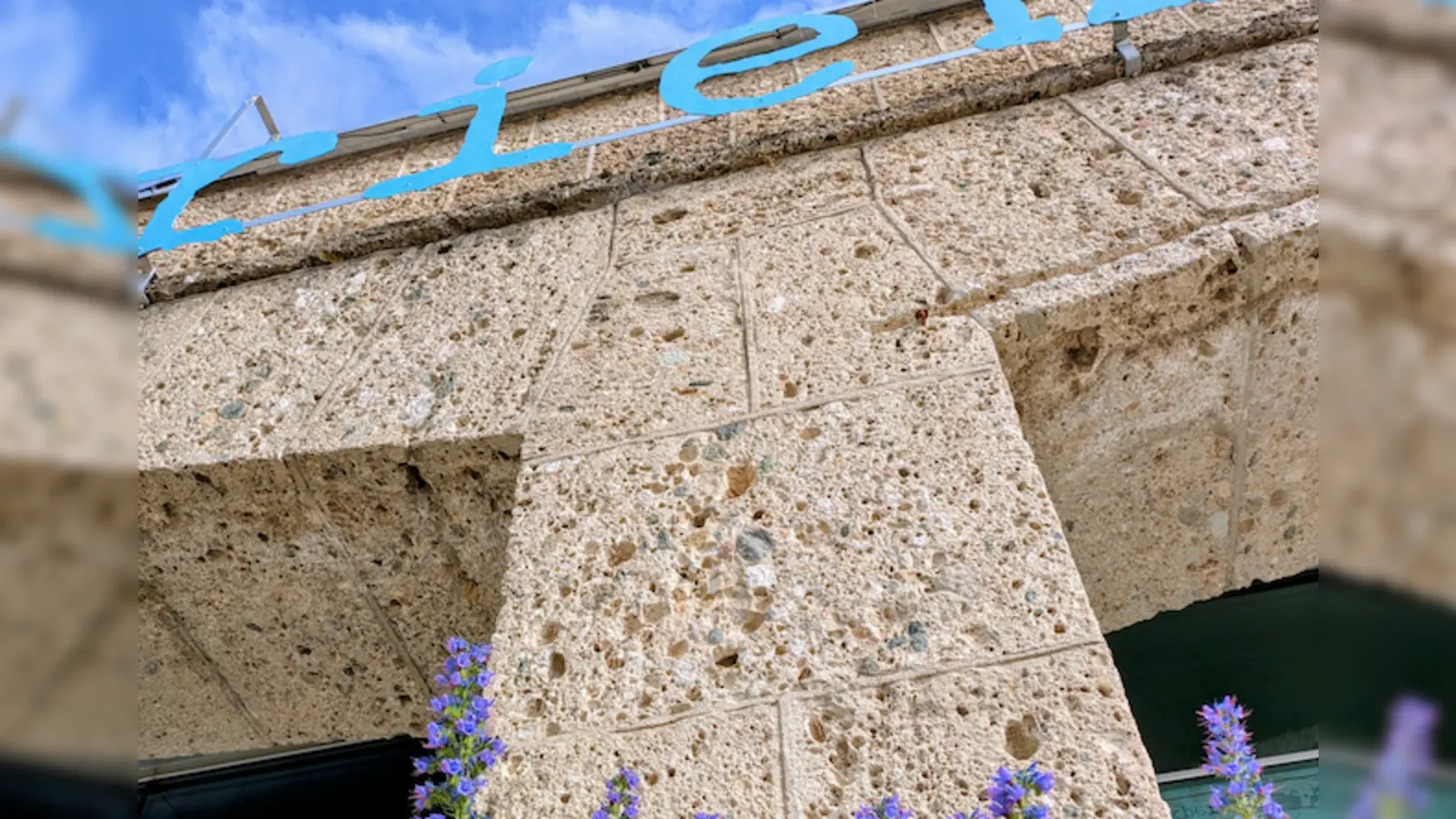 Der denkmalgeschützte Kopfbau ist ein offener Raum für Kunst und Kultur. (Foto: Irene Ferraris/Initiative KopfbauT e.V.)