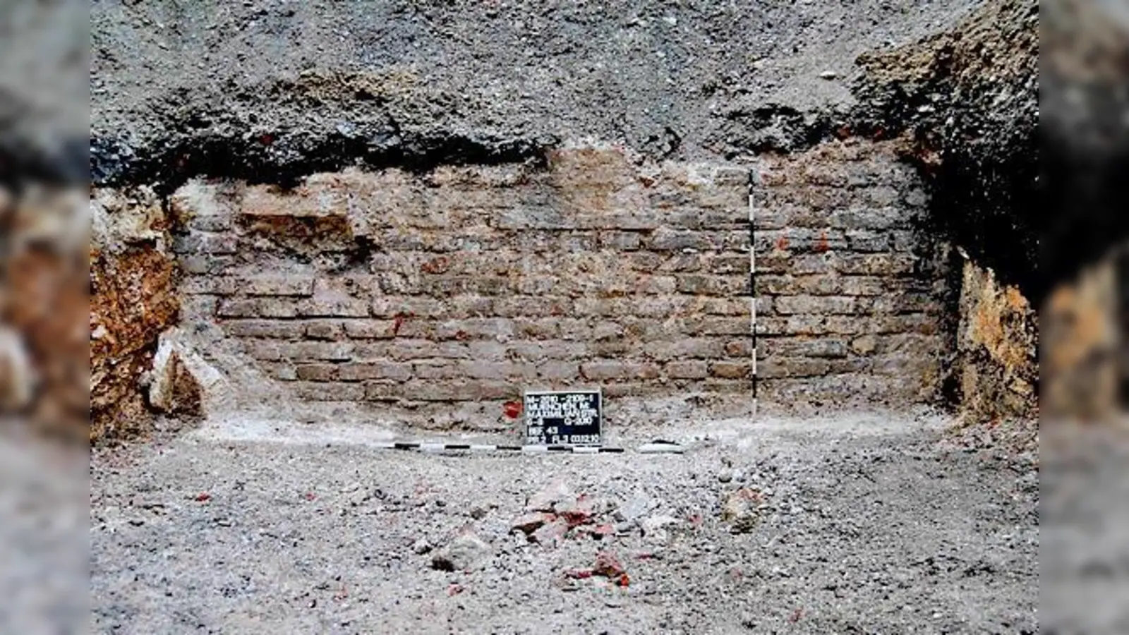 Nur etwa 80 Zentimeter unter dem heutigen Pflaster liegen die Reste der Stadtmauer.	 (Foto: LFD)
