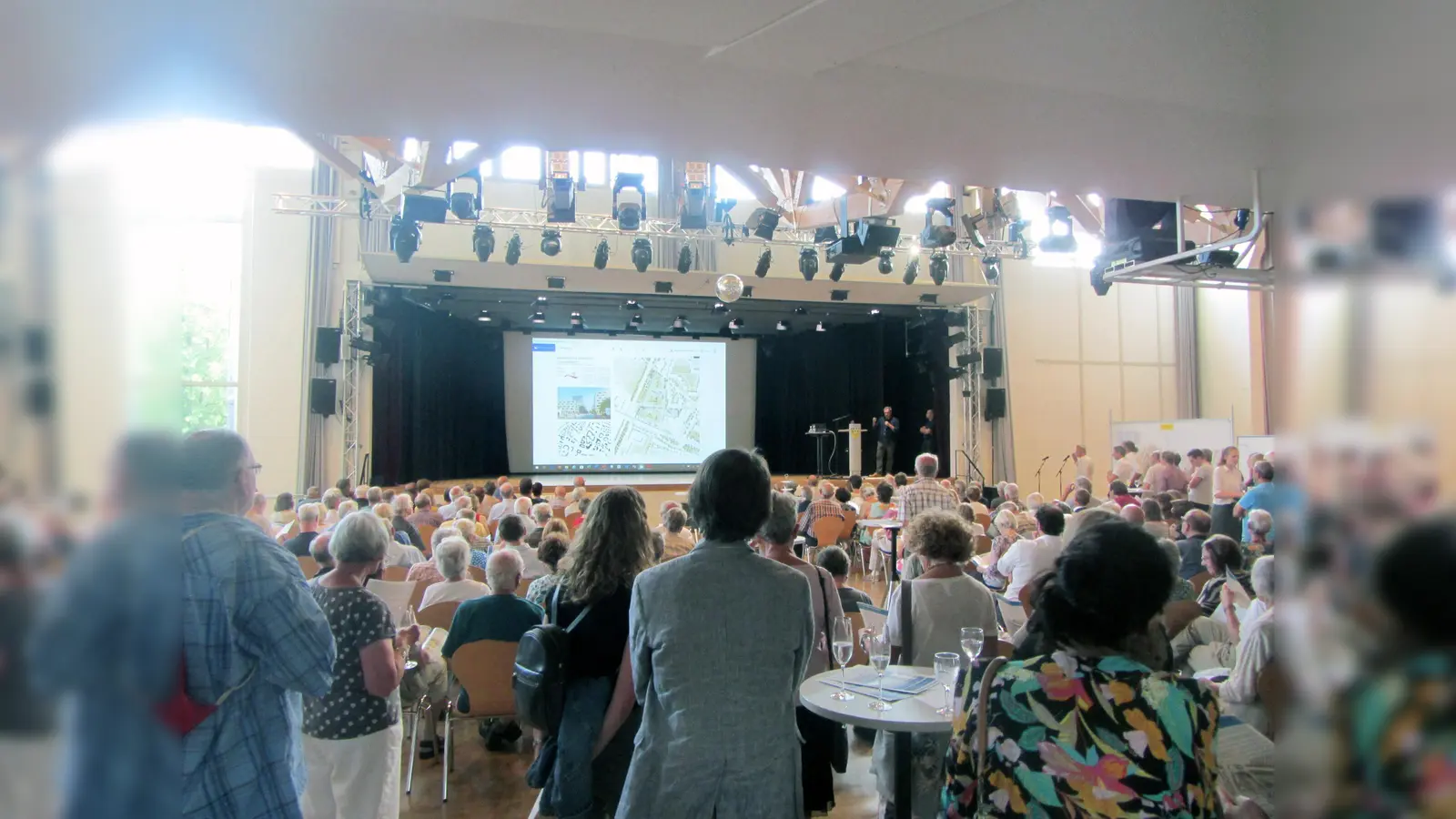 Großes Interesse bei der Vorstellung der Siegerentwürfe für die neue Stadtmitte: Die Bürger gestalten die „Neue Stadtmitte“ mit. (Foto: privat)