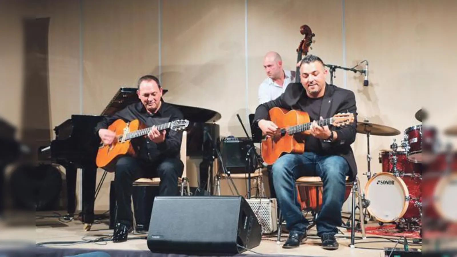 Das Stochelo Rosenberg und Jermaine Landsberger Trio reiste eigens nach Moosach an und begeisterte das hiesige Publikum.	 (Foto: Uli Krautwasser)