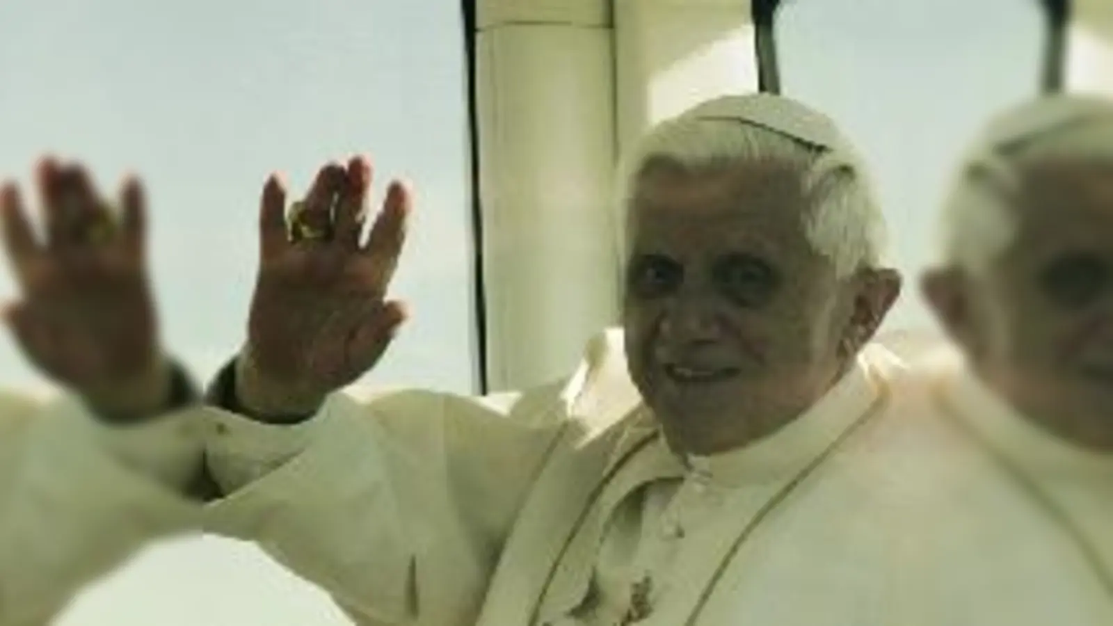 Papst Benedikt winkt in Riem einer viertel Million Pilgern aus der ganzen Welt  (zu.Foto: ak)