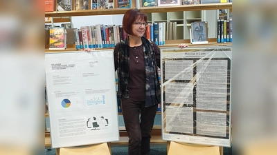 Bibliothekarin Stefanie Zech freut sich darüber, dass die Forschungsergebnisse zum Thema „Migration in Laim“ in Form von Plakaten in der Stadtbibliothek Laim ausgestellt werden können. (Foto: Nicki Nikolic)